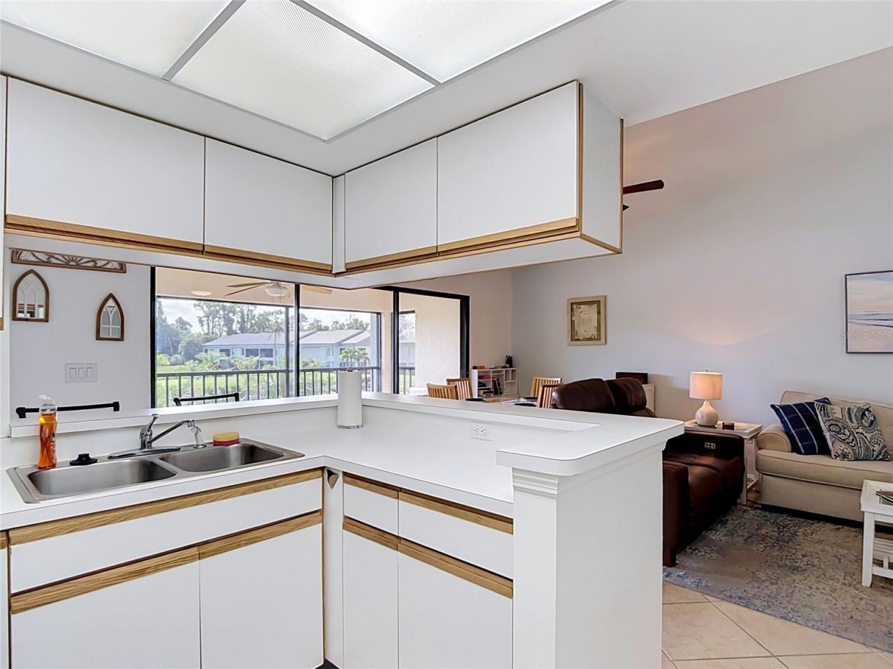 5925 Trailwinds Drive, Unit 925, Fort Myers, FL 33907 Photo