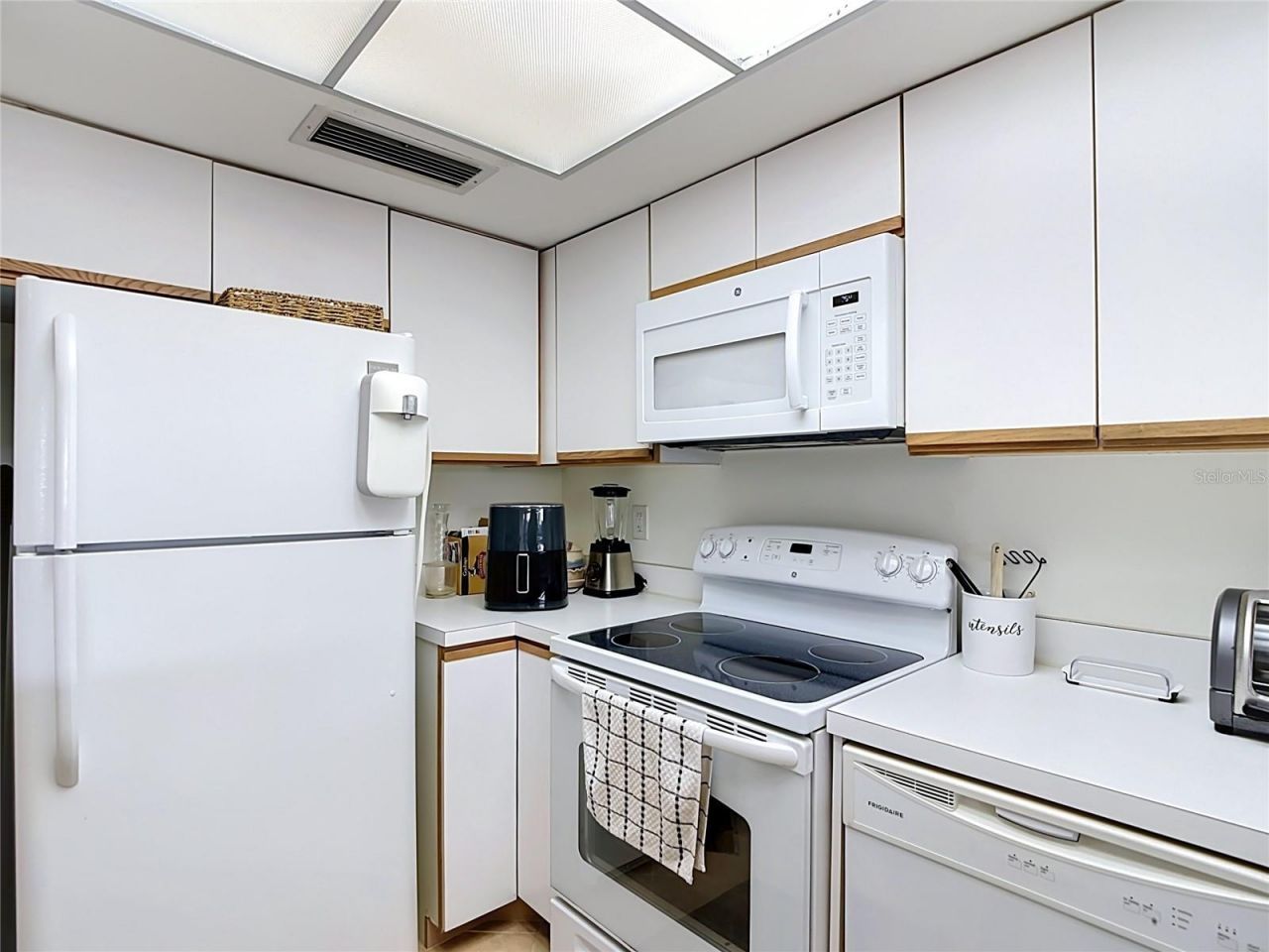 5925 Trailwinds Drive, Unit 925, Fort Myers, FL 33907 Photo