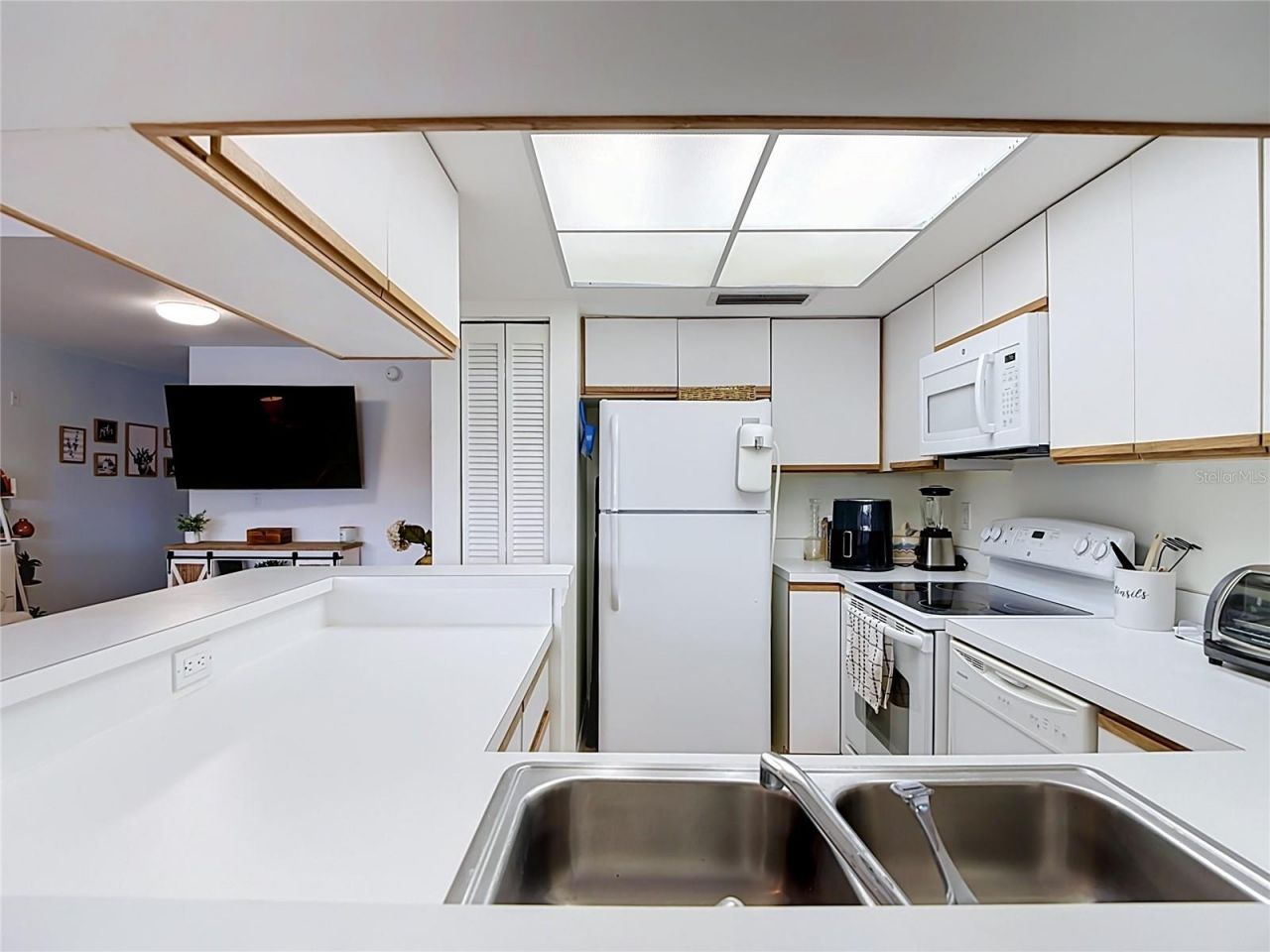 5925 Trailwinds Drive, Unit 925, Fort Myers, FL 33907 Photo
