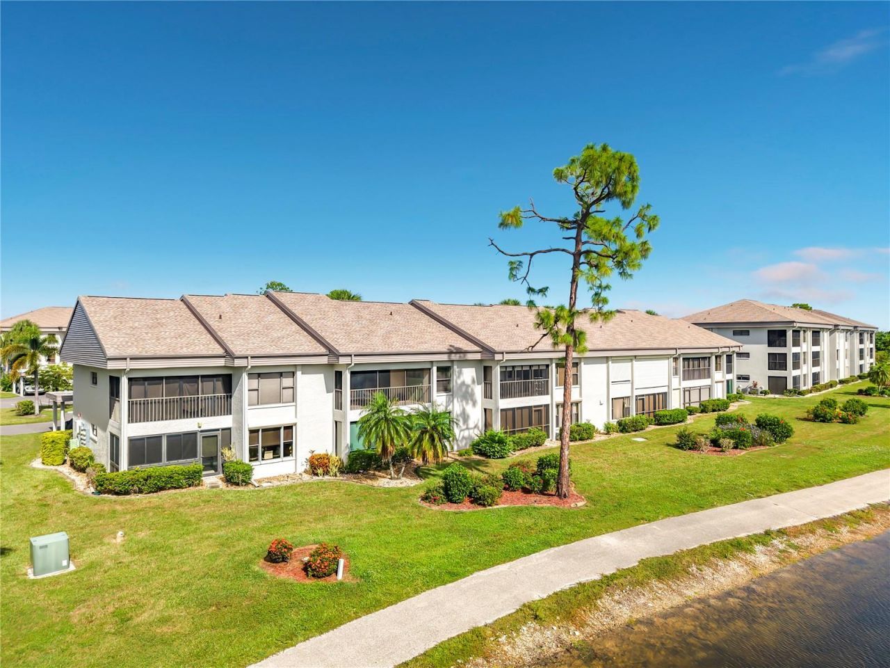 5925 Trailwinds Drive, Unit 925, Fort Myers, FL 33907 Photo