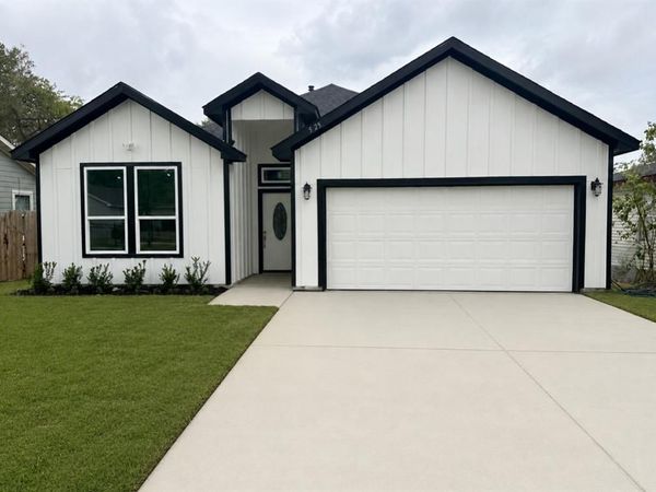 525 NW 17th Street , Grand Prairie, TX 75050
