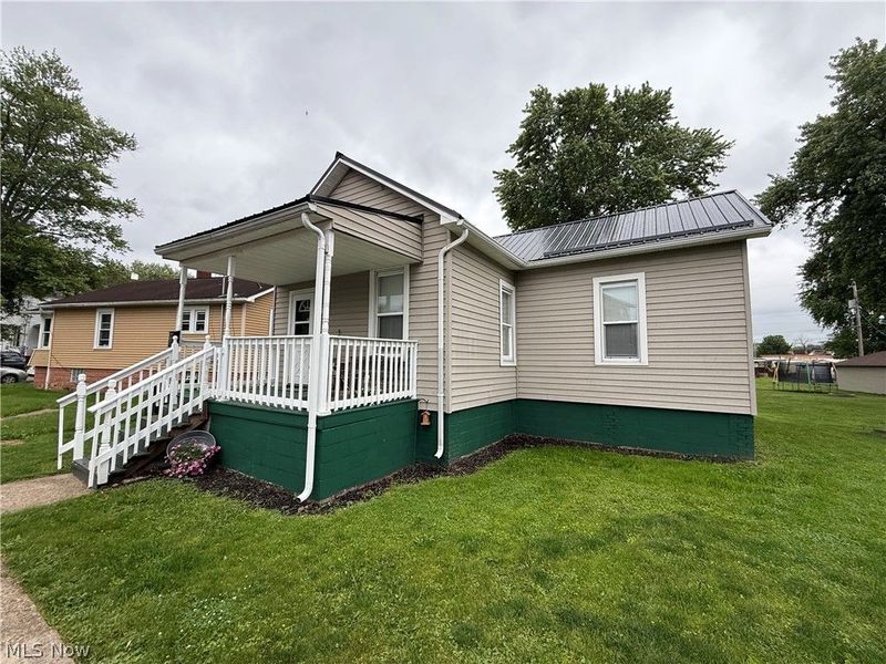 208 W 1st Street, Uhrichsville, OH 44683 Photo 1