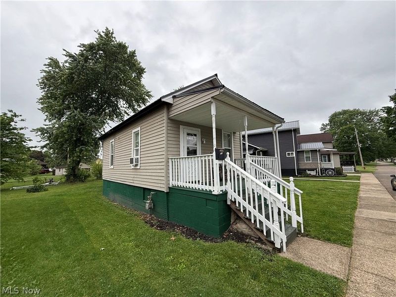 208 W 1st Street, Uhrichsville, OH 44683 Photo 3