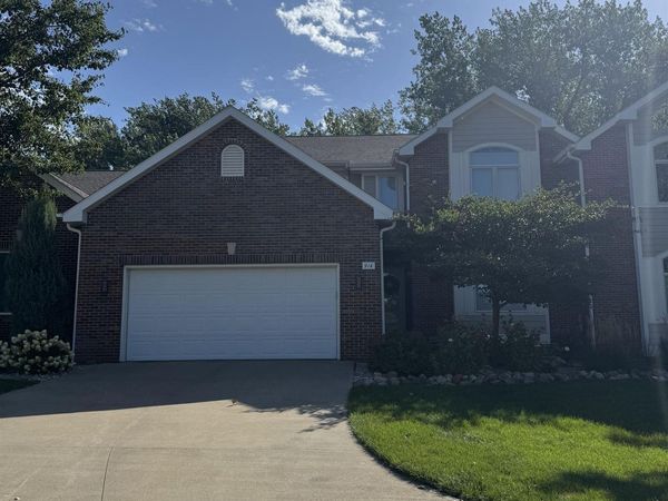914 Willow Dr, Dakota Dunes, SD 57049