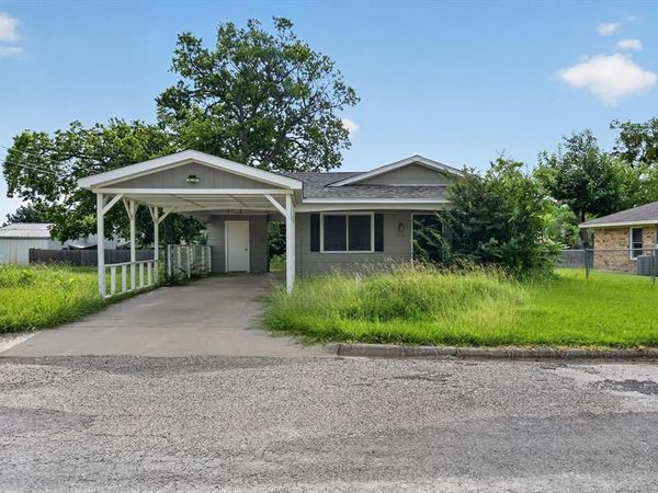 208 D Street , Whitesboro, TX 76273