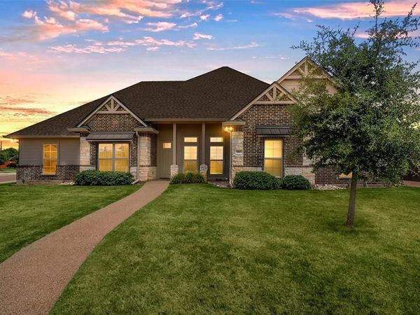 800 Gallant Fox Road , Hewitt, TX 76643