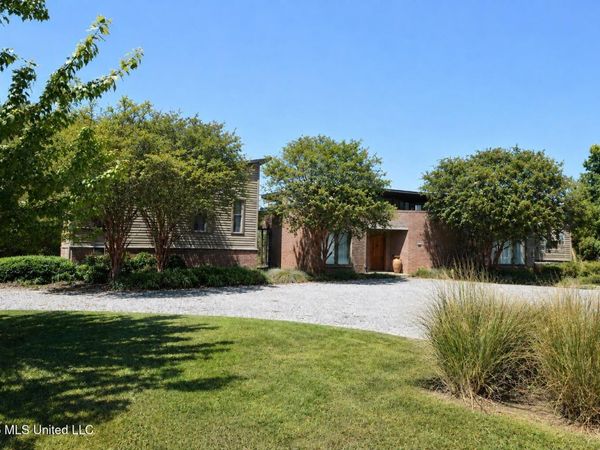 1001 Robert E Lee Drive, Greenwood, MS 38930