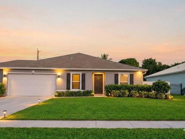 2507 SE CHARLESTON Drive, Port St. Lucie, FL 34952
