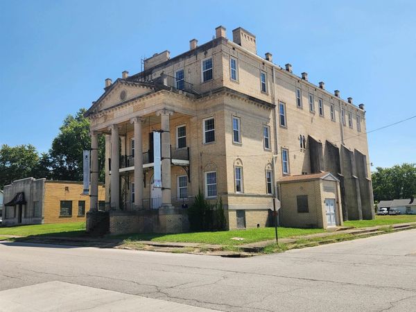 202 E OAK Street, West Frankfort, IL 62896