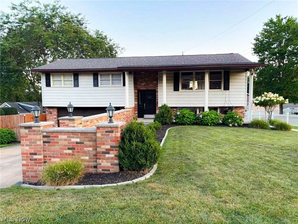 312 Donahey Avenue NE, New Philadelphia, OH 44663