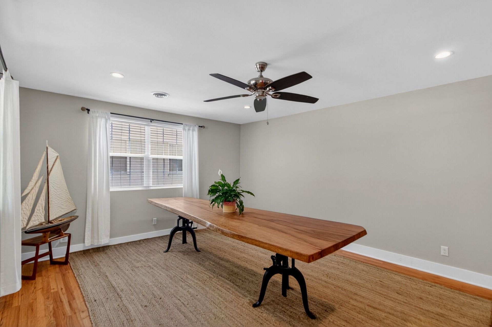 537 St. Andrew's Boulevard Photo 8