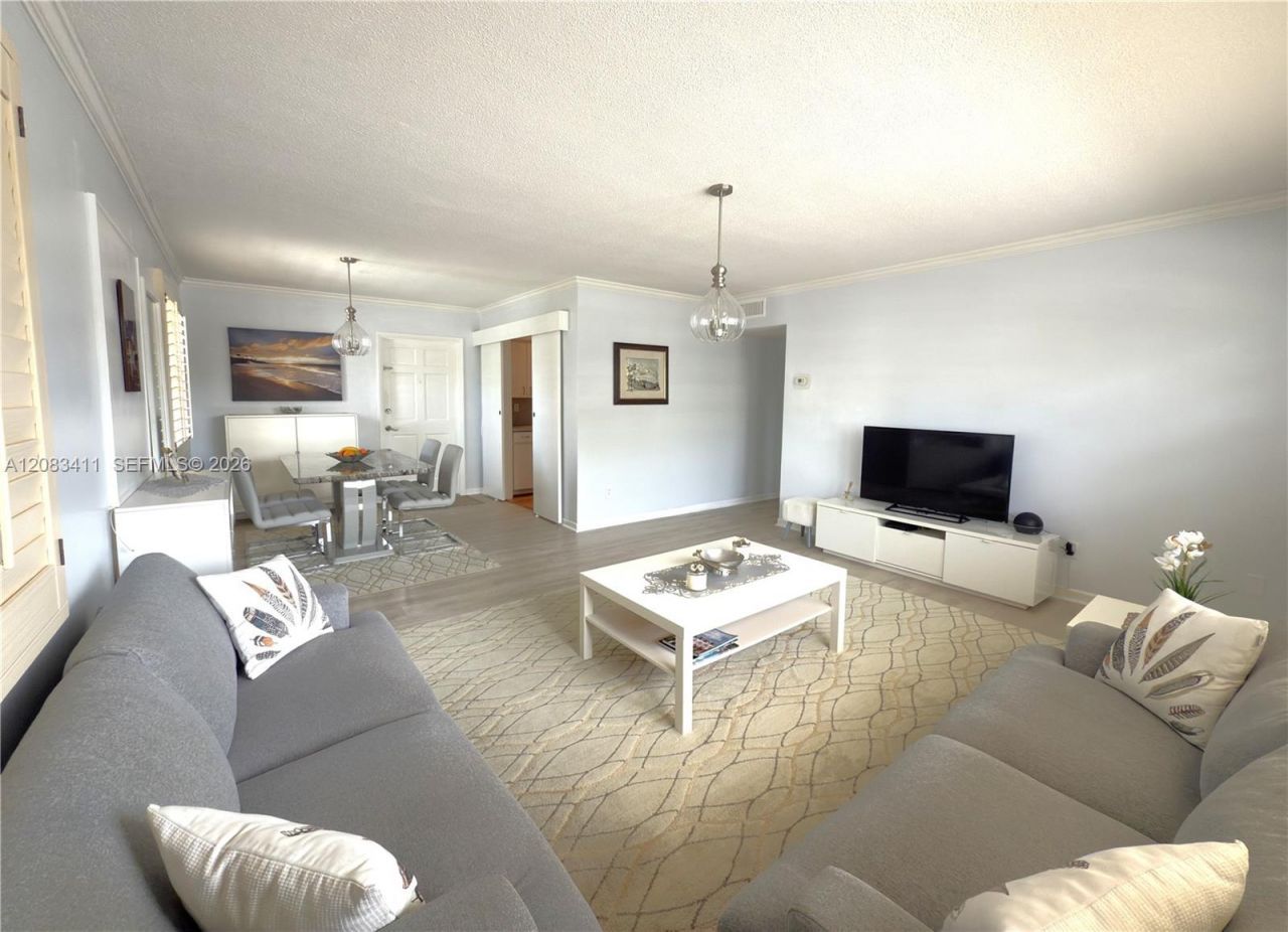 2340 NE 9th St , Unit 210, Fort Lauderdale, FL 33304 Photo
