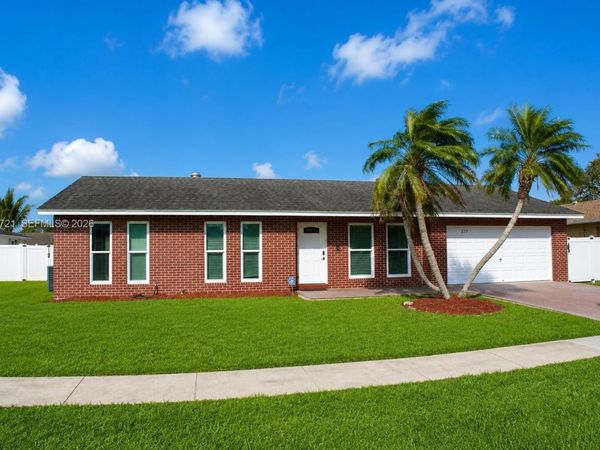 177 Dove Cir , Royal Palm Beach, FL 33411