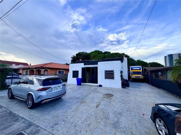 1829 NW 5th St , Miami, FL 33125