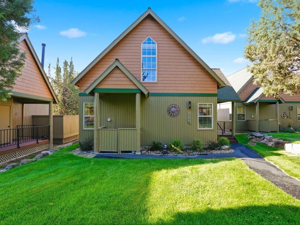 8848 Cliff Swallow Drive, Redmond, OR 97756
