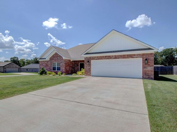 1 Oaks Lane , Greenbrier, AR 72058
