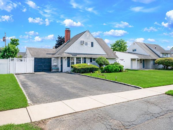 90 TWIN Lane N, Wantagh, NY 11793
