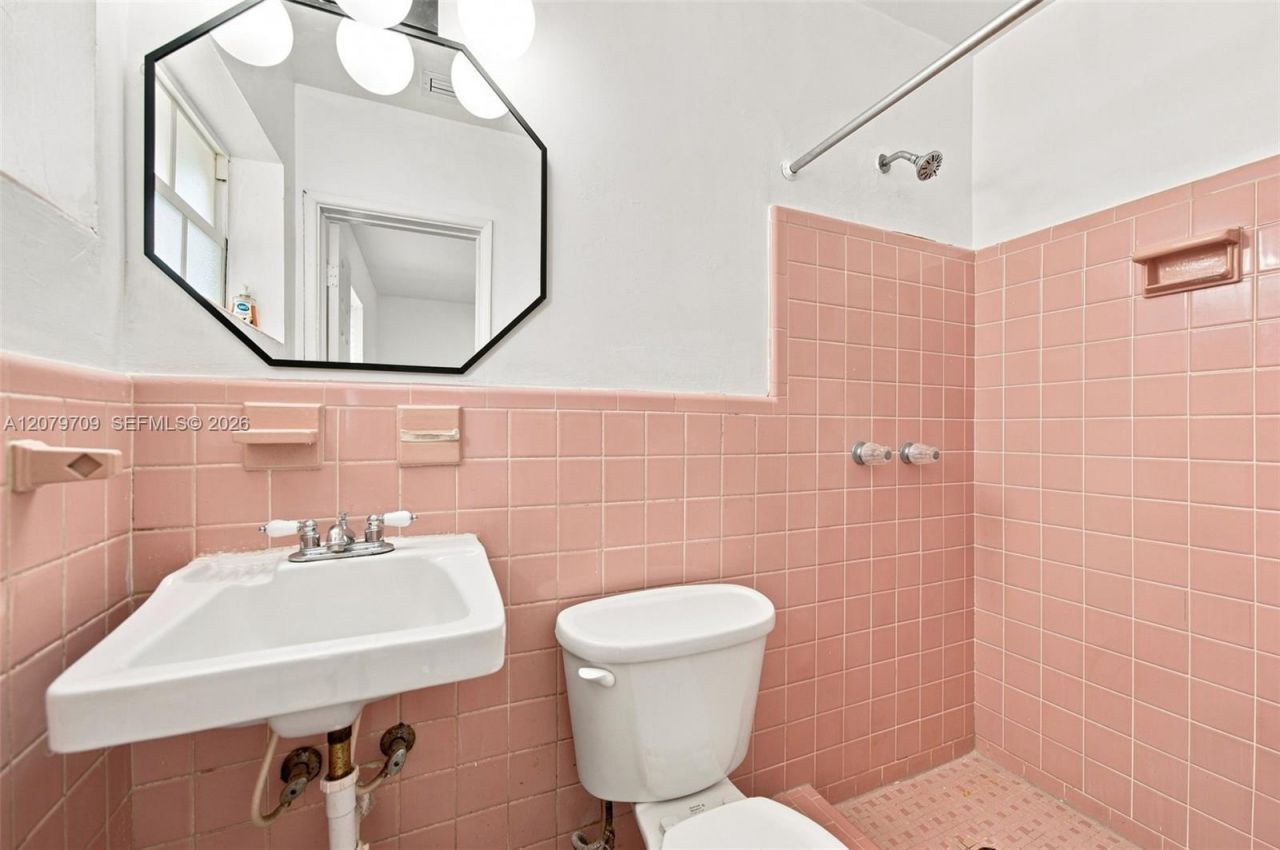 2135 NW 129th St , Miami, FL 33167 Photo