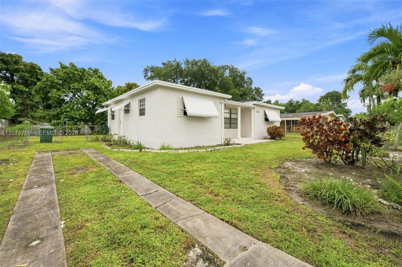 2135 NW 129th St , Miami, FL 33167 Photo