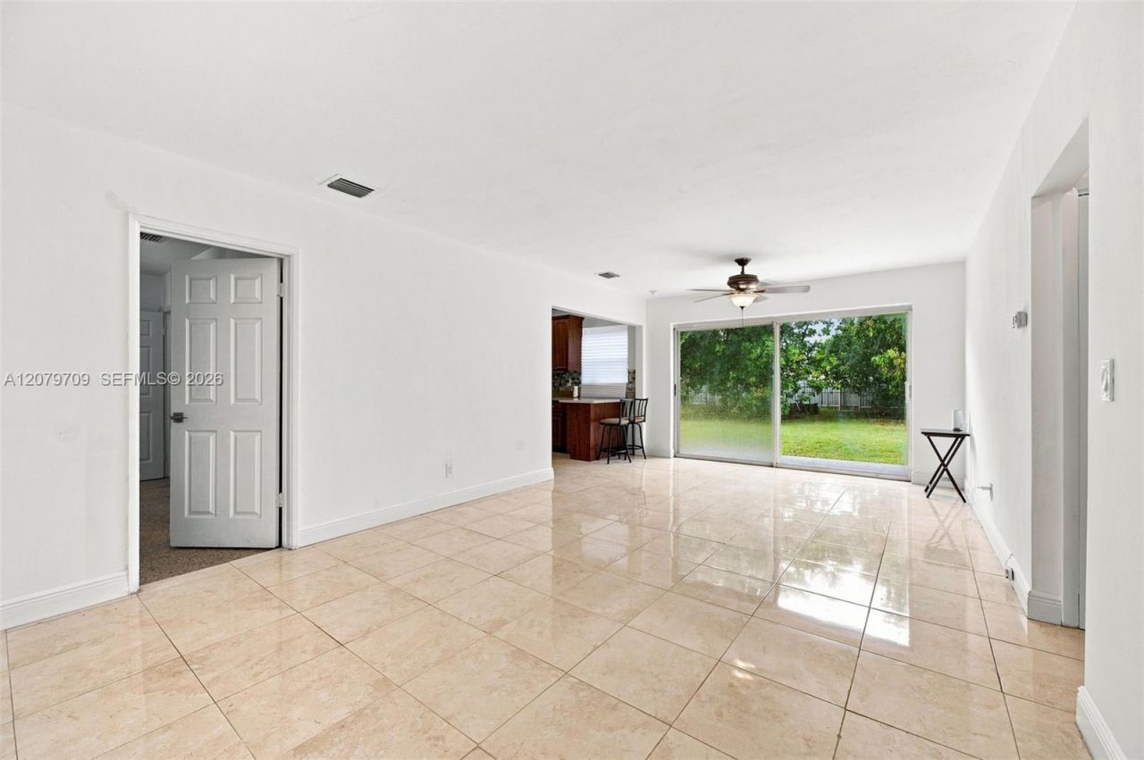 2135 NW 129th St , Miami, FL 33167 Photo