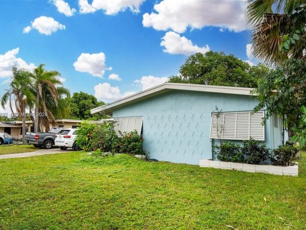18525 NW 39th Ave , Miami Gardens, FL 33055