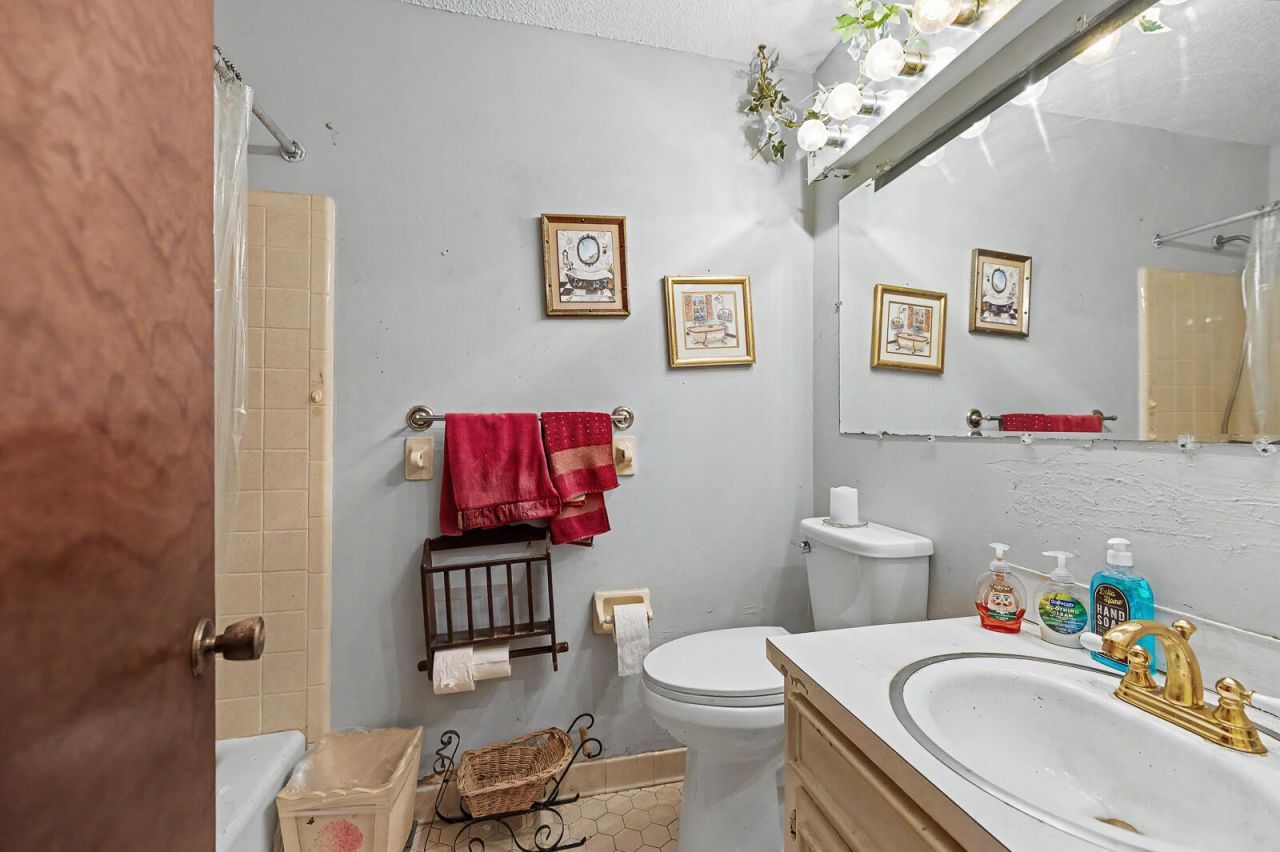 8318 Bordeaux Court Photo 10