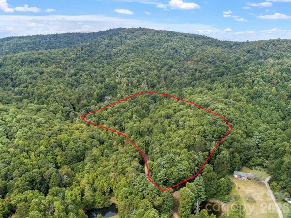 000 Pond Road , Spruce Pine, NC 28777