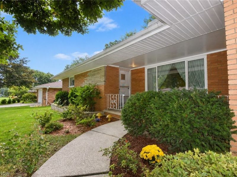 1634 Parkview Drive, Seven Hills, OH 44131 Photo 2