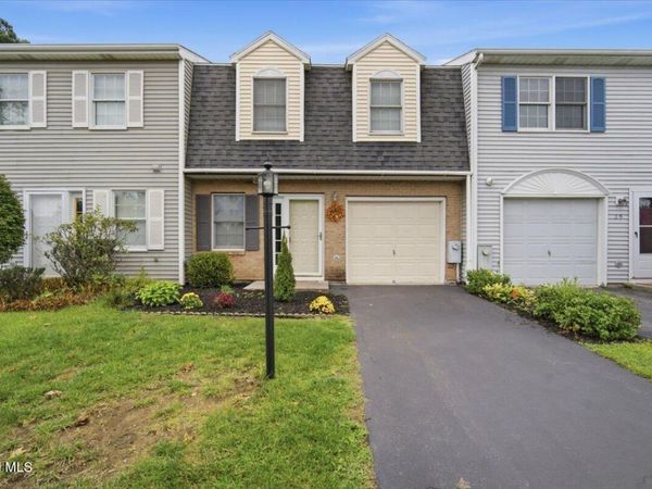 31 Bridgewood Lane, Watervliet, NY 12189