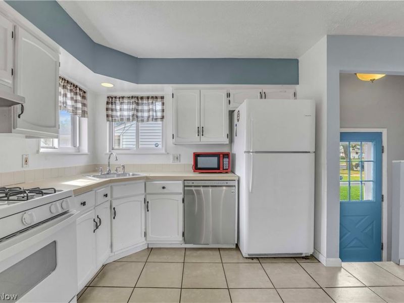 325 Thelma Drive, Sheffield Lake, OH 44054 Photo 7