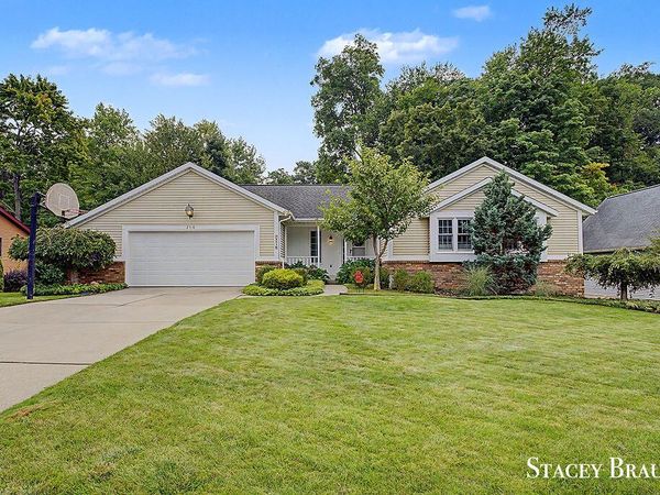 2310 NE Chelsea Road NE, Grand Rapids, MI 49505