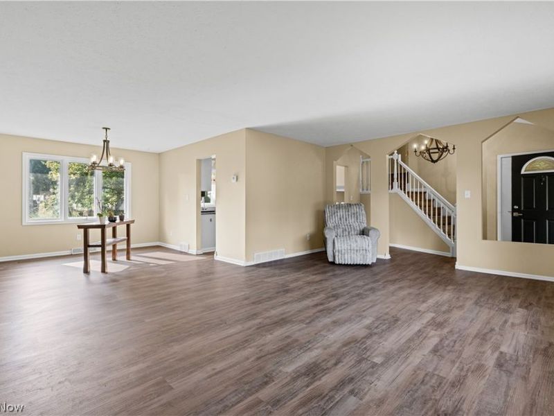 7879 Cresthill Drive, Seven Hills, OH 44131 Photo 3