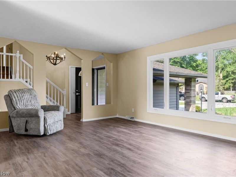 7879 Cresthill Drive, Seven Hills, OH 44131 Photo 4