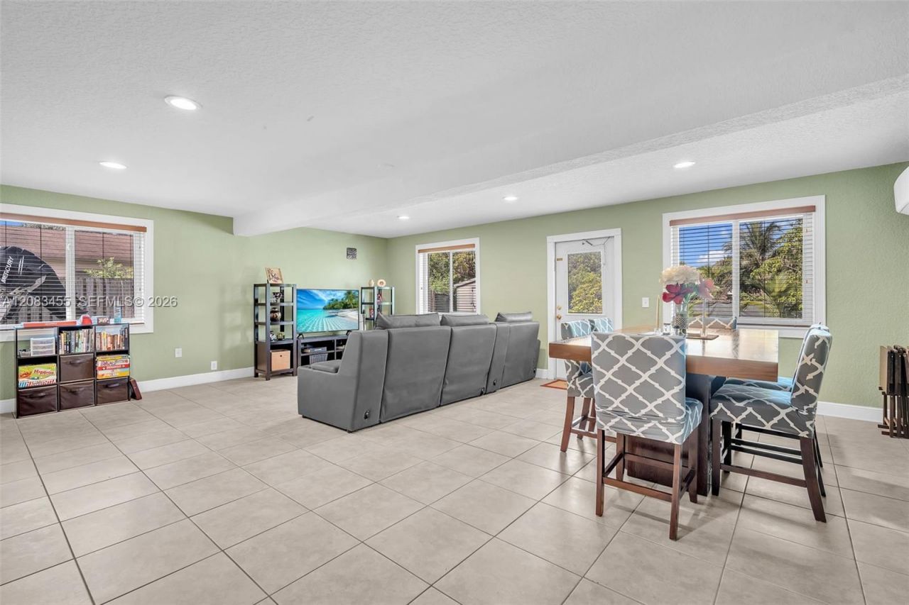 2351 NW 60th Ter, Sunrise, FL 33313 Photo
