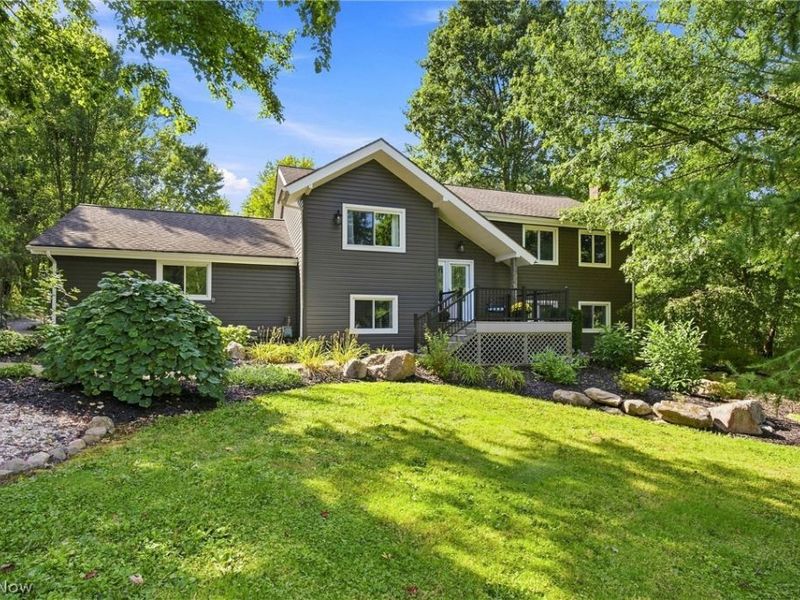 11089 Carriage Hill Drive, Chagrin Falls, OH 44023 Photo 1