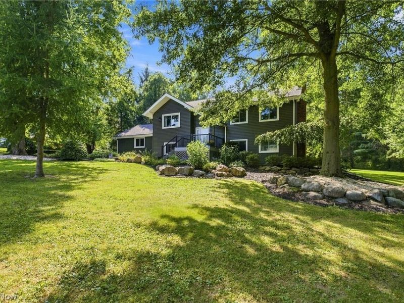 11089 Carriage Hill Drive, Chagrin Falls, OH 44023 Photo 2