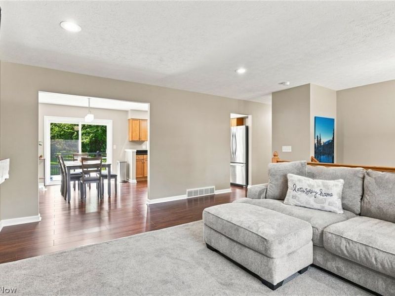11089 Carriage Hill Drive, Chagrin Falls, OH 44023 Photo 4