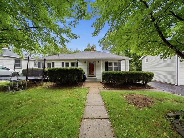 812 N FERNWOOD Circle, Peoria, IL 61604