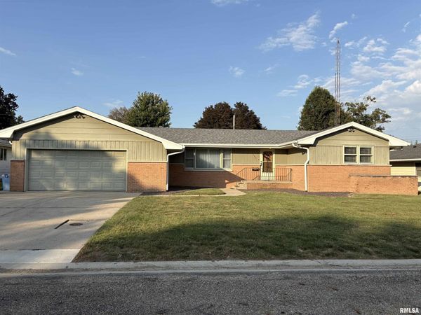 160 Half Moon Street, Lincoln, IL 62656