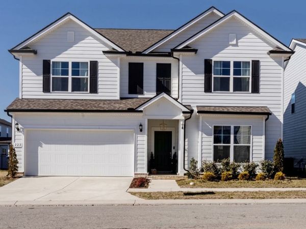 223 Land Breeze Dr, La Vergne, TN 37086