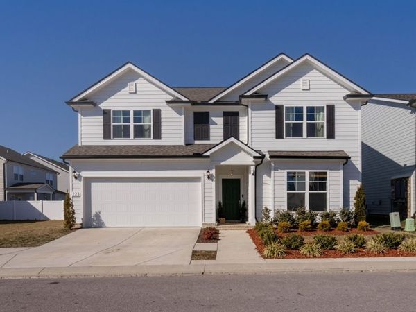 223 Land Breeze Dr, La Vergne, TN 37086