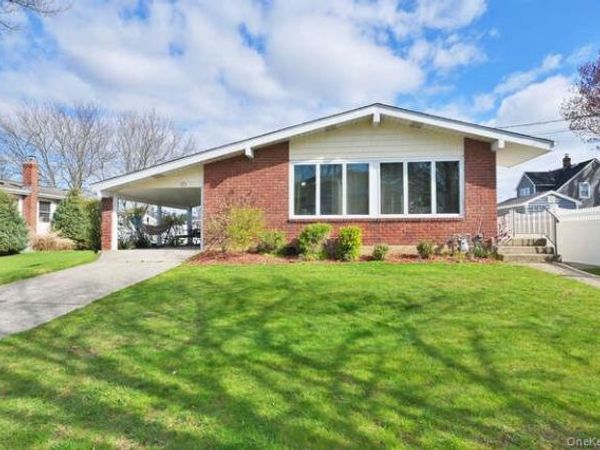 10 Pickwick Drive S, Hicksville, NY 11801