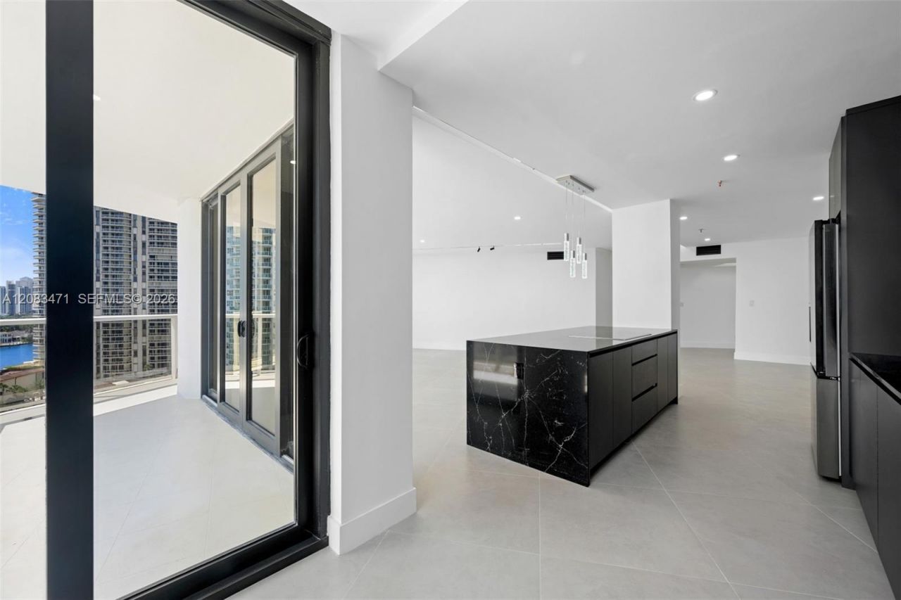 20281 E Country Club Dr , Unit 1008, Aventura, FL 33180 Photo