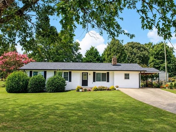 4132 Long Drive , Braselton, GA 30517