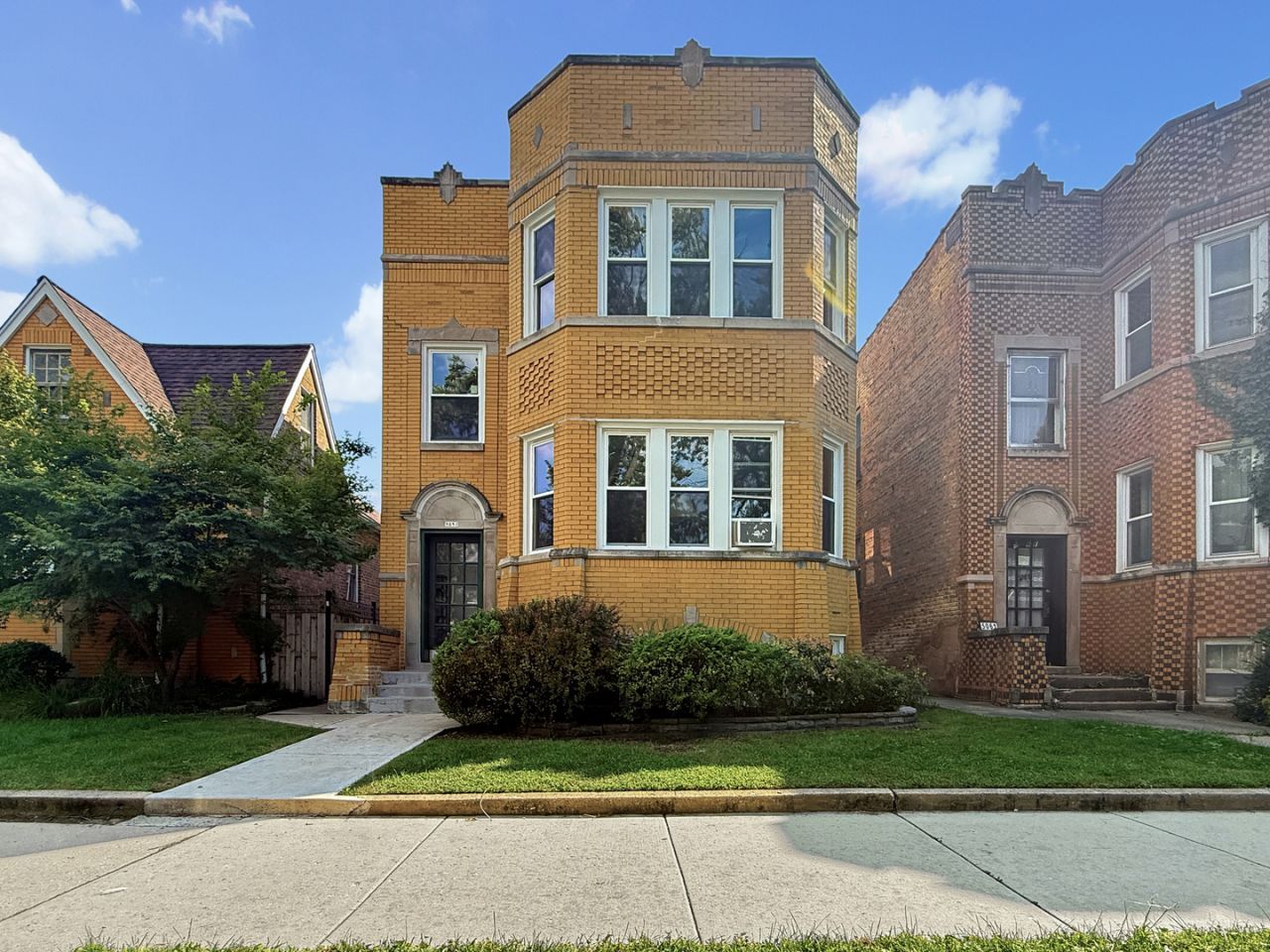 5057 W Newport Avenue, Chicago, IL 60641 Main Photo