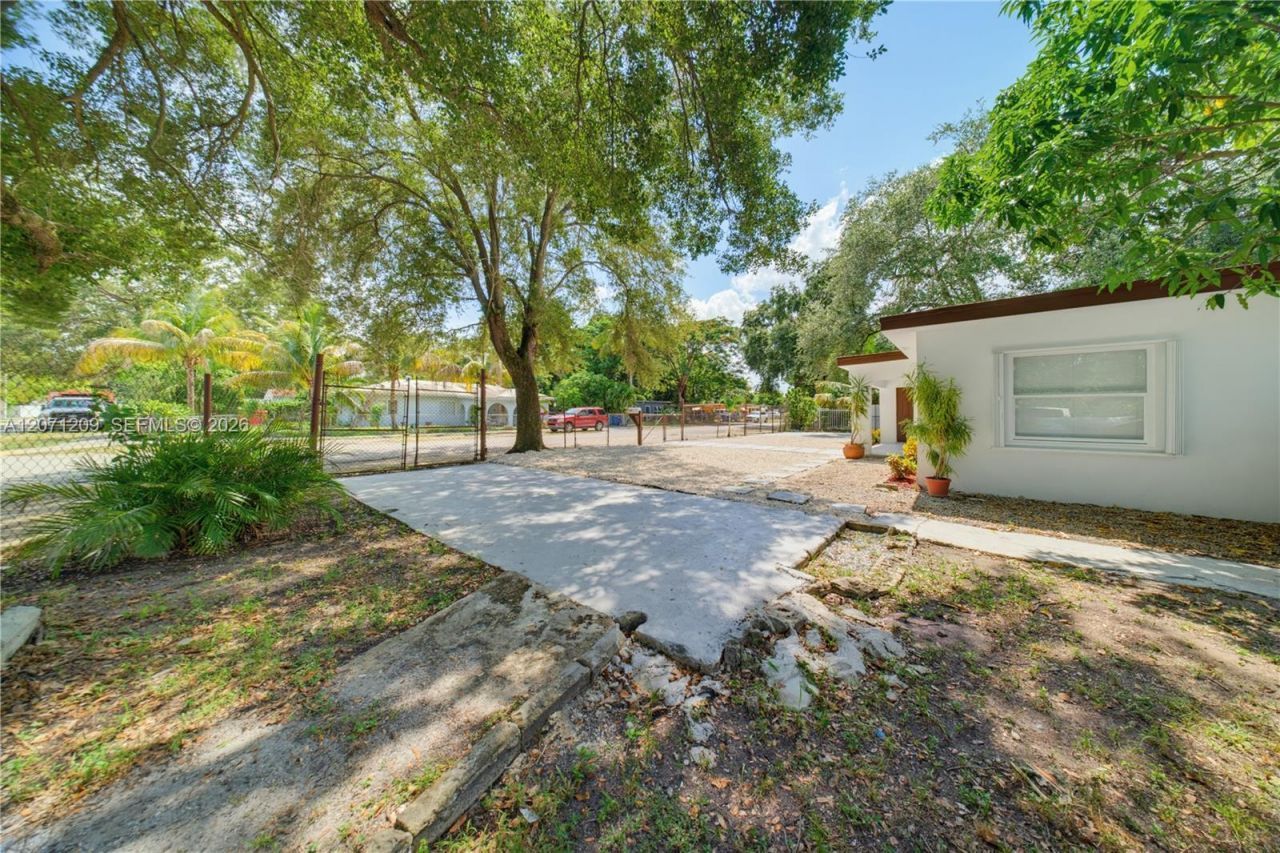 2101 NW 93rd Ter , Miami, FL 33147 Photo