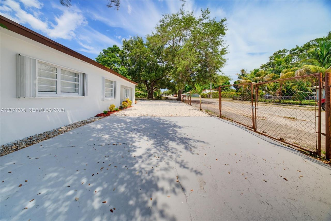 2101 NW 93rd Ter, Miami, FL 33147 Photo