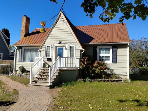 1218 Dakota Avenue, Gladstone, MI 49837