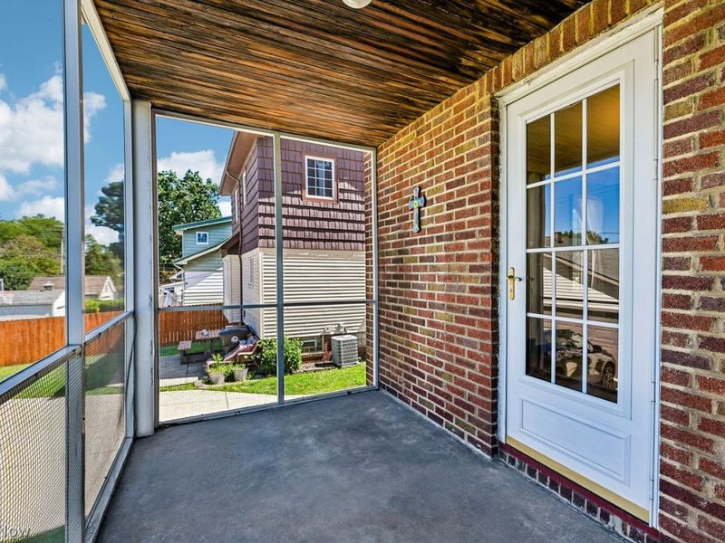2052 Hillcrest Avenue, Cleveland, OH 44109 Photo 10
