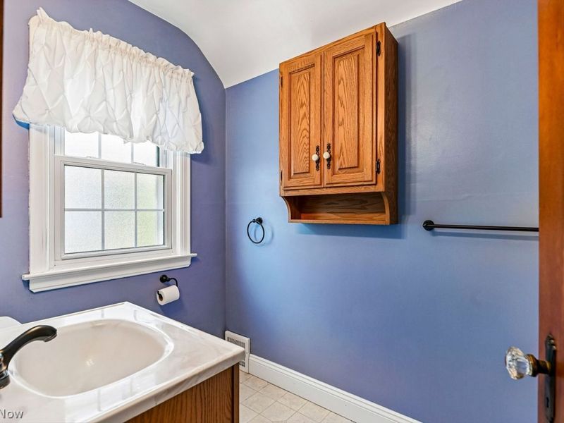 2052 Hillcrest Avenue, Cleveland, OH 44109 Photo 14